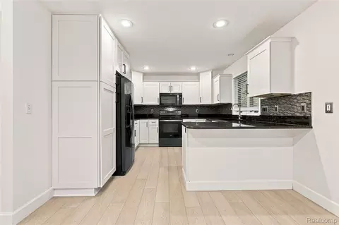 Kitchen - 2318 Flagstone Dr, Flint, MI 48433 photo 4 of 5