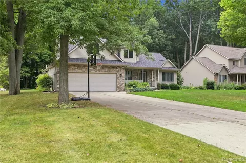 Exterior - 2318 Flagstone Dr, Flint, MI 48433 photo 12 of 13