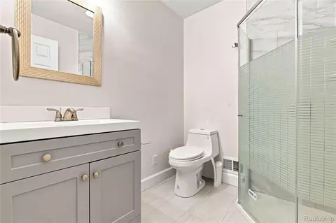 Bath - 2318 Flagstone Dr, Flint, MI 48433 photo 4 of 5
