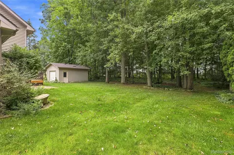 Exterior - 2318 Flagstone Dr, Flint, MI 48433 photo 11 of 13