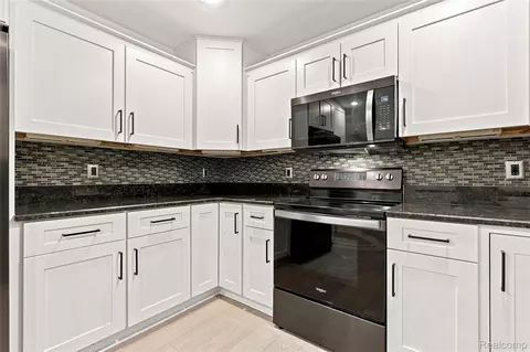 Kitchen - 2318 Flagstone Dr, Flint, MI 48433 photo 3 of 5