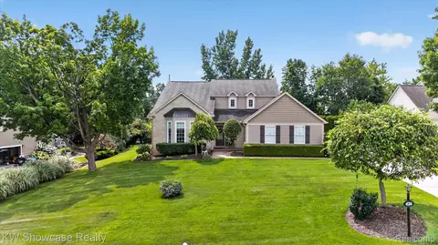 626 River Oaks Dr, Milford, MI 48381
