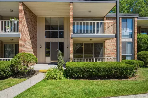 4041 W Maple Rd #E102, Bloomfield Hills, MI 48301