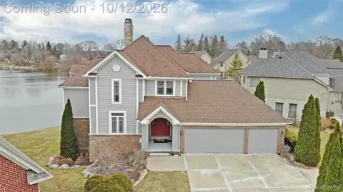 2386 Silver Pointe Dr, Waterford, MI 48328