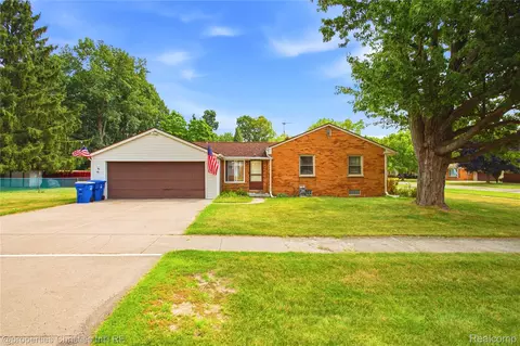 4040 Baybrook Dr, Waterford, MI 48329