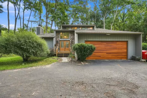 2365 Lochaven Rd, West Bloomfield, MI 48324