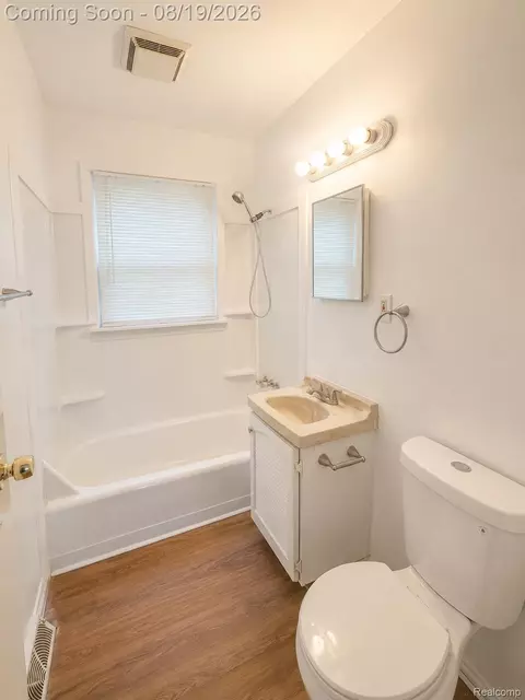 Bath - 13681 Hendricks Ave, Warren, MI 48089 photo 1 of 1