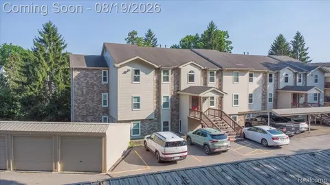 4929 Harbor Point Dr, Waterford, MI 48329
