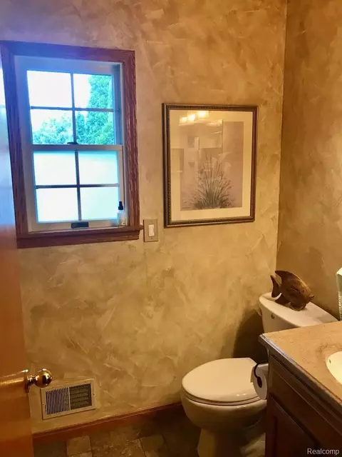 Bath - 4090 Violet Ave, St. Clair, MI 48079 photo 3 of 4