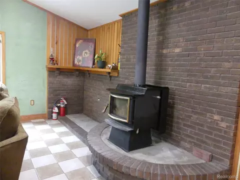 Living - 8335 Pardee Rd, Taylor, MI 48180 photo 2 of 2