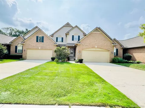 8055 Springdale Dr, White Lake, MI 48386