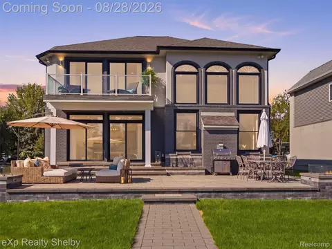 305 Beverly Estates Dr, Waterford, MI 48328