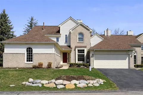 43470 Algonquin Dr, Novi, MI 48375