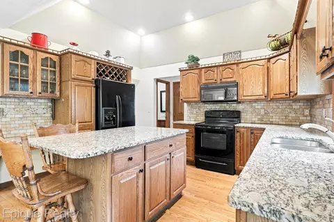 Kitchen - 11315 Lippincott Blvd E, Davison, MI 48423 photo 2 of 2