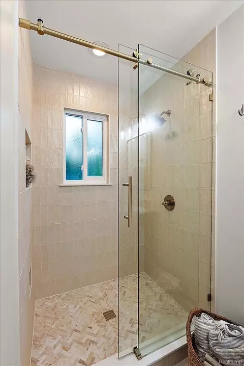 Bath - 6023 Paramus, Independence, MI 48346 photo 3 of 5