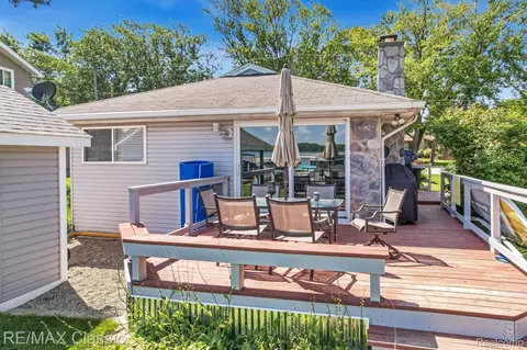 294 Lakeside Dr, White Lake, MI 48386