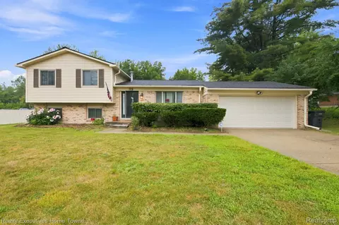 32 S Eastway Dr, Pontiac, MI 48342