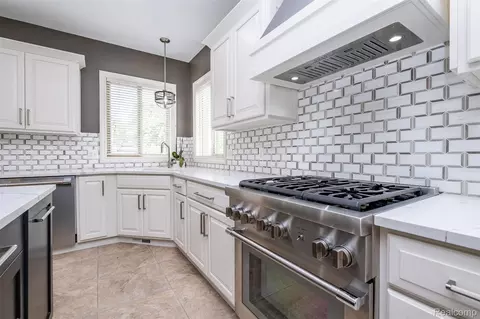 Kitchen - 48850 Austrian Pine Dr, Macomb, MI 48044 photo 4 of 8