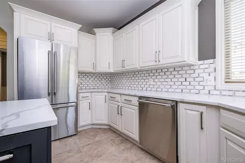 Kitchen - 48850 Austrian Pine Dr, Macomb, MI 48044 photo 6 of 8