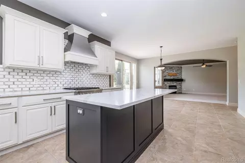 Kitchen - 48850 Austrian Pine Dr, Macomb, MI 48044 photo 8 of 8