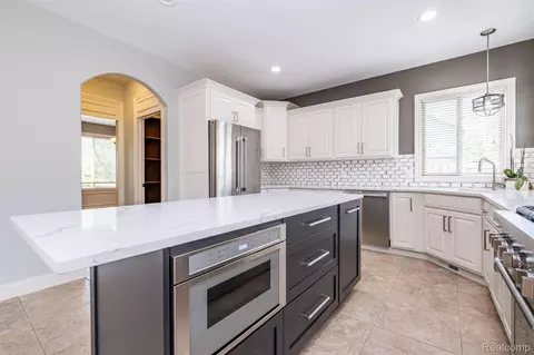 Kitchen - 48850 Austrian Pine Dr, Macomb, MI 48044 photo 2 of 8