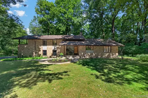 7388 Lindenmere Dr, Bloomfield Hills, MI 48301