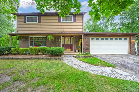 4158 Cross Rd, White Lake, MI 48386