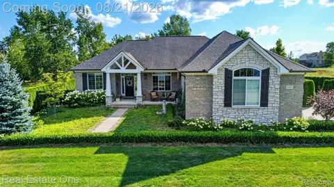 1537 Glass Lake Cir, Oxford, MI 48371