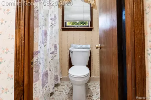 Bath - 704 E Lovell Dr, Troy, MI 48085 photo 3 of 5