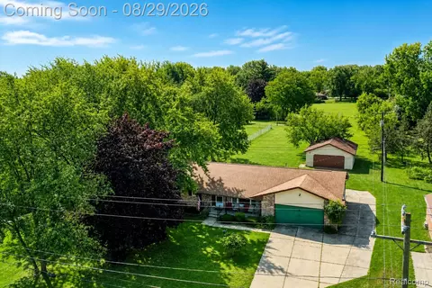 View/Area - 704 E Lovell Dr, Troy, MI 48085 photo 1 of 10