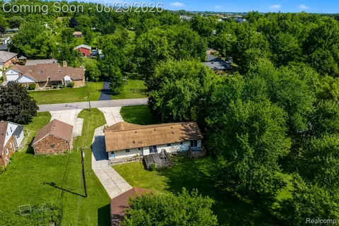 View/Area - 704 E Lovell Dr, Troy, MI 48085 photo 6 of 10
