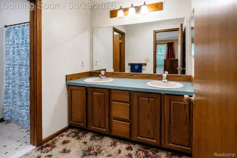 Bath - 704 E Lovell Dr, Troy, MI 48085 photo 4 of 5
