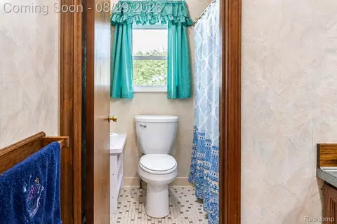 Bath - 704 E Lovell Dr, Troy, MI 48085 photo 5 of 5