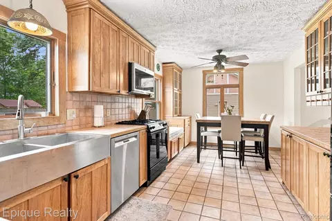 Kitchen - 8484 Wesley Dr, Flushing, MI 48433 photo 2 of 4