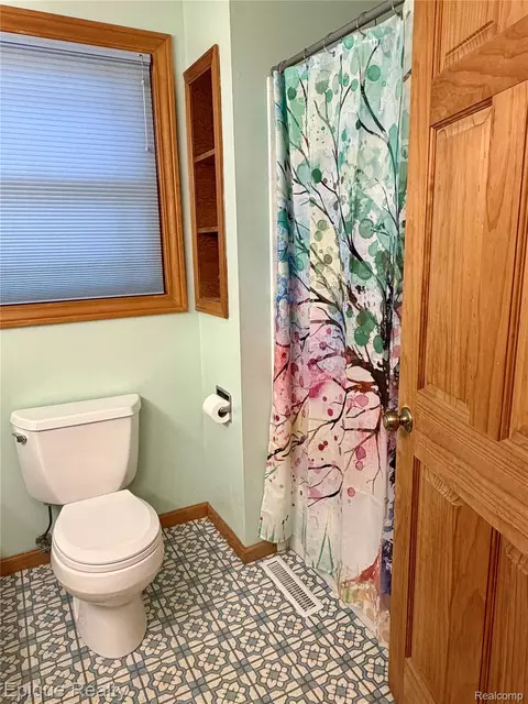 Bath - 8484 Wesley Dr, Flushing, MI 48433 photo 3 of 5