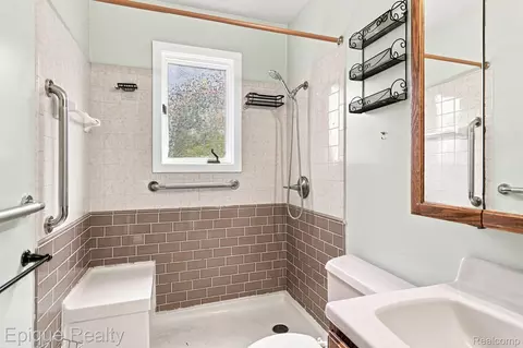 Bath - 8484 Wesley Dr, Flushing, MI 48433 photo 5 of 5