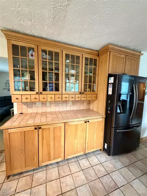 Kitchen - 8484 Wesley Dr, Flushing, MI 48433 photo 3 of 4