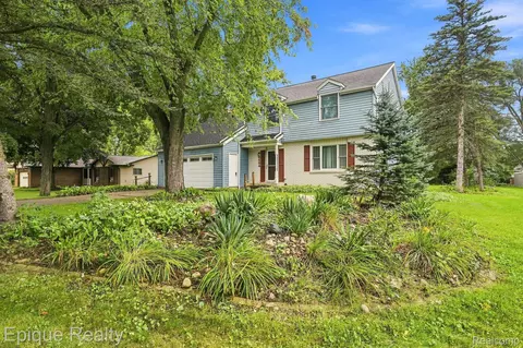 Exterior - 8484 Wesley Dr, Flushing, MI 48433 photo 2 of 4