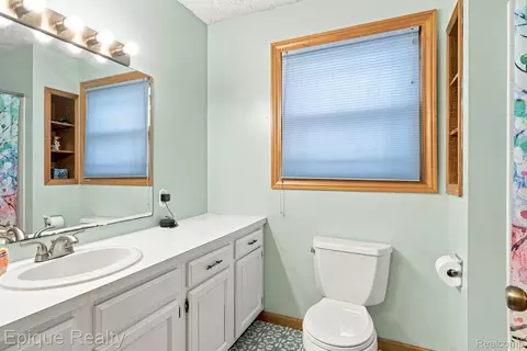 Bath - 8484 Wesley Dr, Flushing, MI 48433 photo 2 of 5