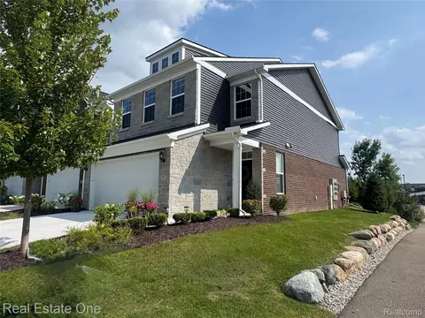 297 Strawberry Dr, Rochester Hills, MI 48307