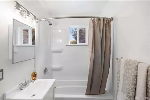 Bath - 1305 Huron St, Flint, MI 48507 photo 1 of 1