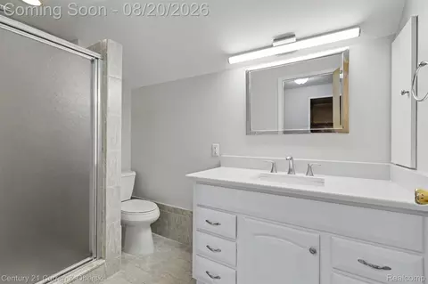 Bath - 2100 Lancaster St, Grosse Pointe Woods, MI 48236 photo 3 of 4