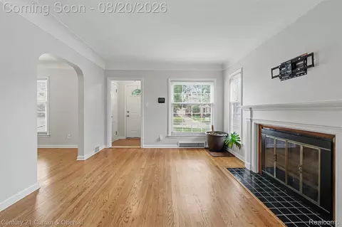 Living - 2100 Lancaster St, Grosse Pointe Woods, MI 48236 photo 2 of 5