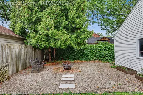 Exterior - 2100 Lancaster St, Grosse Pointe Woods, MI 48236 photo 2 of 5