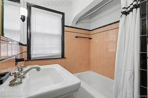 Bath - 2100 Lancaster St, Grosse Pointe Woods, MI 48236 photo 2 of 4