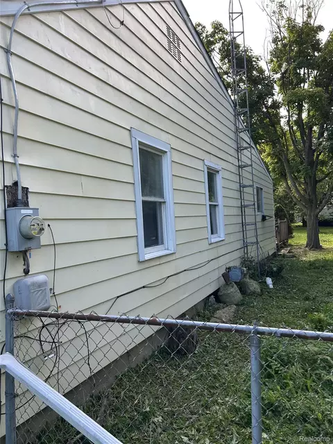 Exterior - 3320 Leith St, Flint, MI 48506 photo 3 of 7