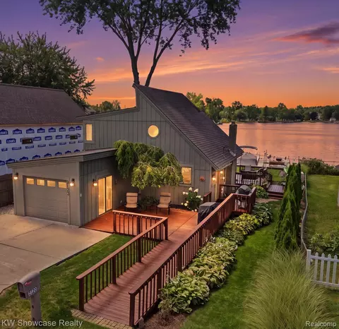 2123 Hampton St, White Lake, MI 48386