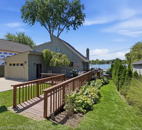 2123 Hampton St, White Lake, MI 48386