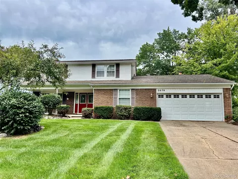 2879 Walmsley Circle Dr, Orion, MI 48360