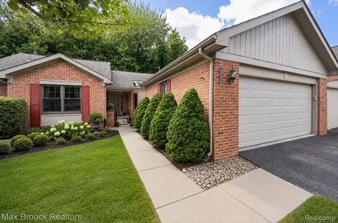 7269 Huntcliff, West Bloomfield, MI 48322